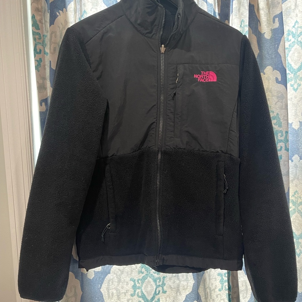 Womens NorthFace Black Fleece Jacket w Pink Ribbon. Super stylish high quality
